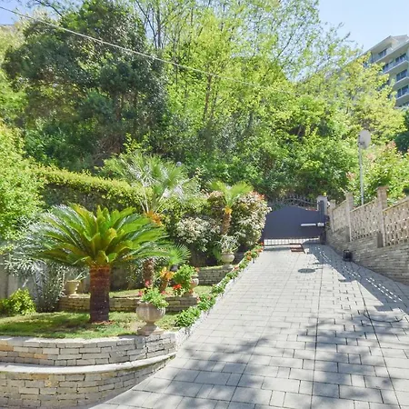 3 Bedroom Stunning In Apartament *