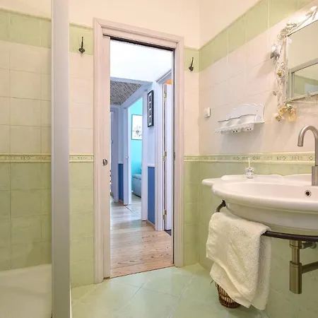 3 Bedroom Stunning In ジェノヴァ